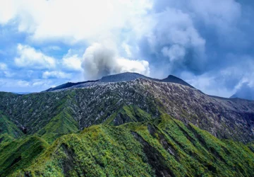 Operasi Pencarian Dua Warga Singapura di Gunung Dukono Terhambat Erupti dan Hujan