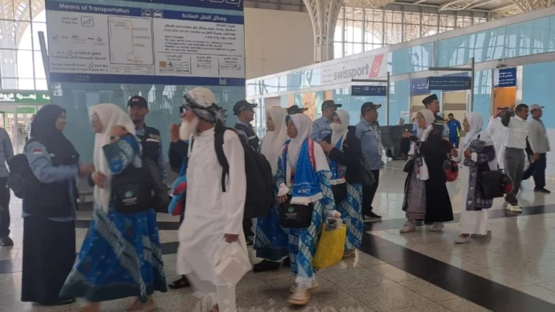 Petugas Bandara Jeddah Temukan 100 Slop Rokok dalam Koper Jemaah Haji Indonesia