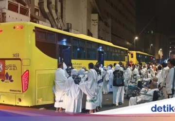 Petugas Bus Shalawat di Makkah: Siaga 24 Jam untuk Jemaah Haji