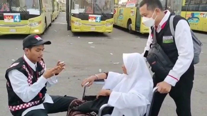 Petugas Layanan Umum Terlatih Menyambut Jemaah Difabel dengan Baik