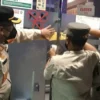 Polisi Bakar Rusak Tempat Karaoke di Jakarta Barat yang Digunakan untuk Prostitusi Anak