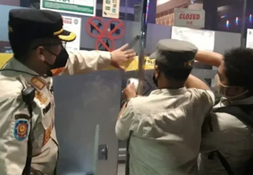 Polisi Bakar Rusak Tempat Karaoke di Jakarta Barat yang Digunakan untuk Prostitusi Anak