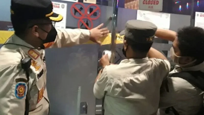 Polisi Bakar Rusak Tempat Karaoke di Jakarta Barat yang Digunakan untuk Prostitusi Anak