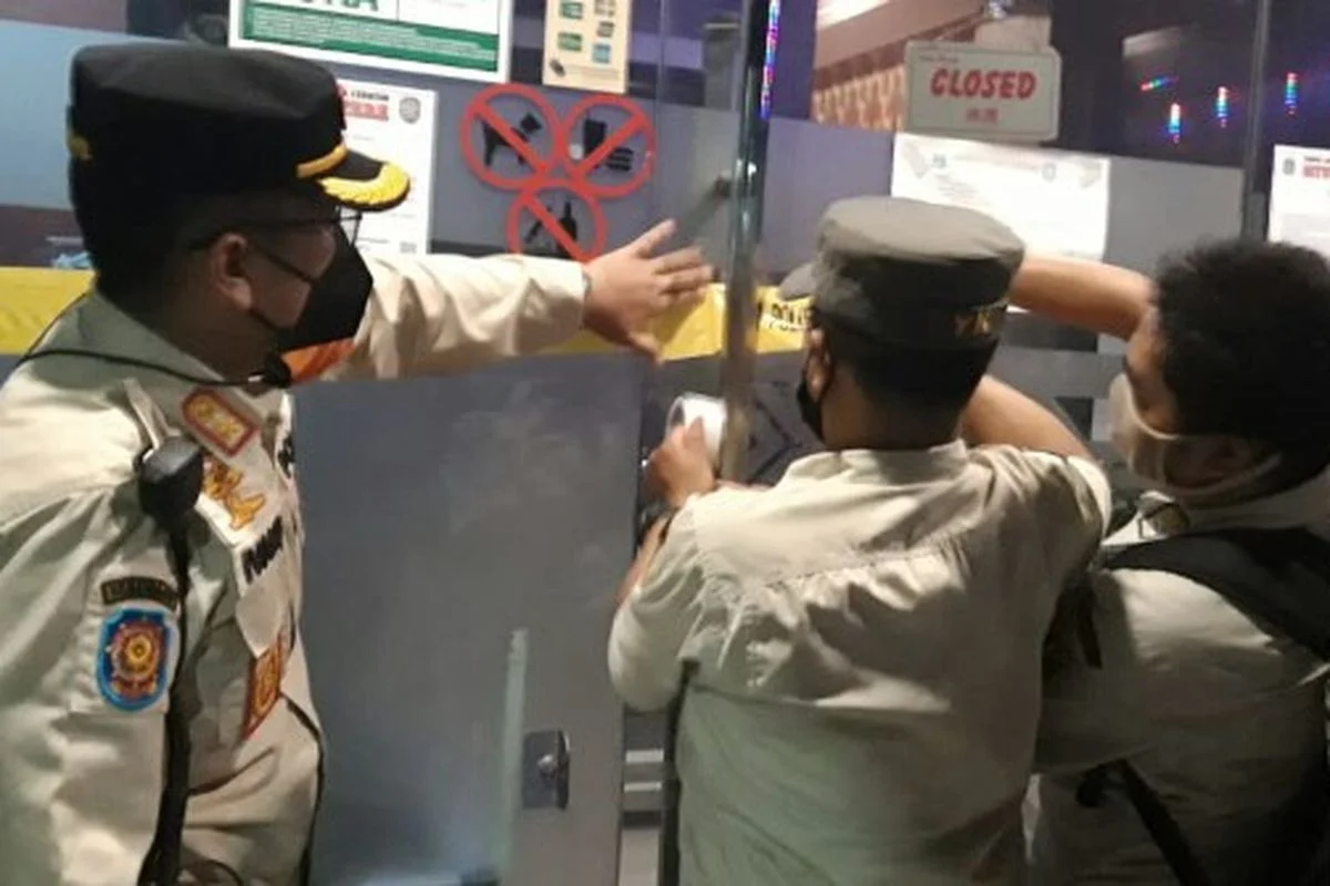 Polisi Bakar Rusak Tempat Karaoke di Jakarta Barat yang Digunakan untuk Prostitusi Anak