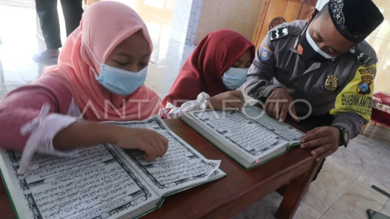 Polisi Beri Al-Quran sebagai Apresiasi Guru Ngaji yang Melawan Pengedar Narkoba di Deli Serdang