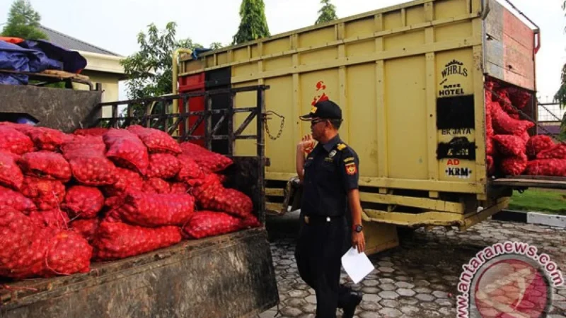 Polisi Bongkar Impor Bawang Ilegal dari Malaysia Senilai Rp24,9 Miliar