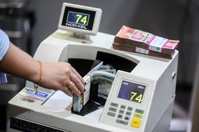 Rupiah Terus Melemah: Pengusaha Tekan Biaya Operasional dan Batasi Ekspansi