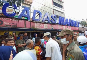 Satpol PP Bongkar Kios PKL di Cicadas Bandung, Pedagang Terdampak Diberi Opsi