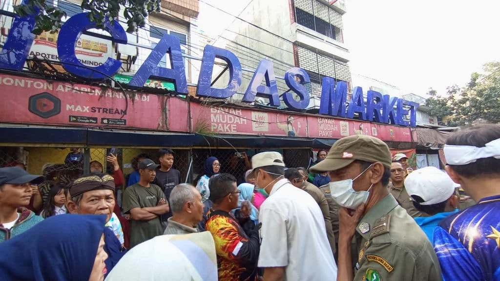 Satpol PP Bongkar Kios PKL di Cicadas Bandung, Pedagang Terdampak Diberi Opsi
