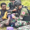 TNI Beri Bantuan Pendidikan dan Kesehatan bagi Warga Pedalaman Papua