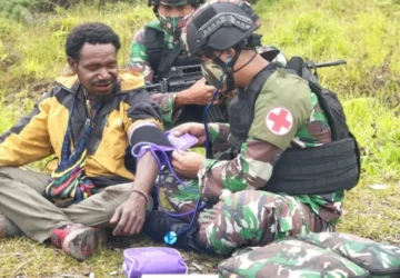 TNI Beri Bantuan Pendidikan dan Kesehatan bagi Warga Pedalaman Papua
