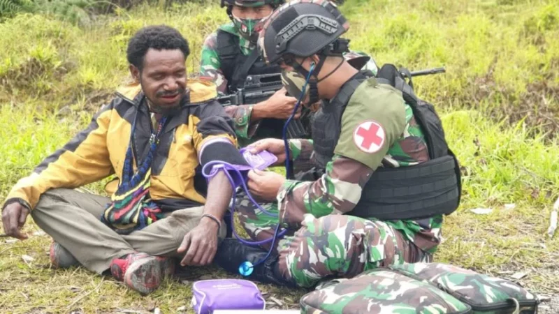 TNI Beri Bantuan Pendidikan dan Kesehatan bagi Warga Pedalaman Papua