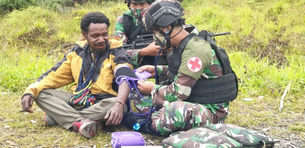 TNI Beri Bantuan Pendidikan dan Kesehatan bagi Warga Pedalaman Papua