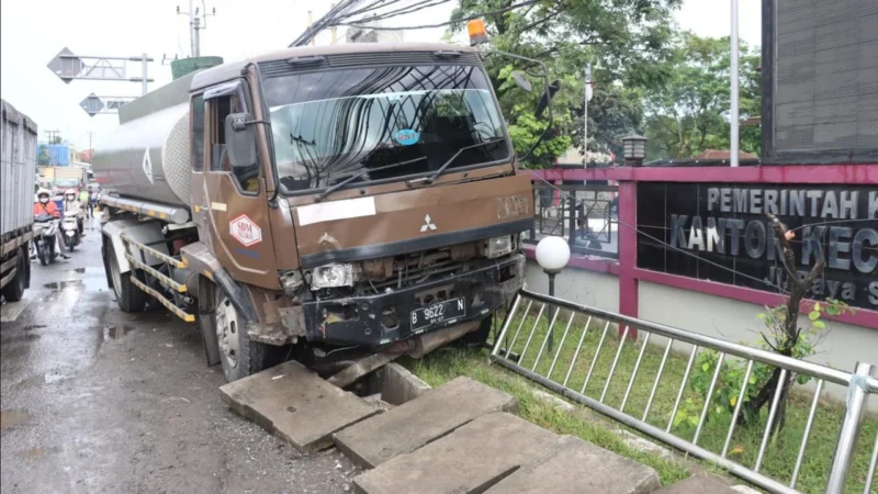 Truk Hilang Kendali, Tabrak Sepeda Motor di Tangerang, 2 Orang Tewas