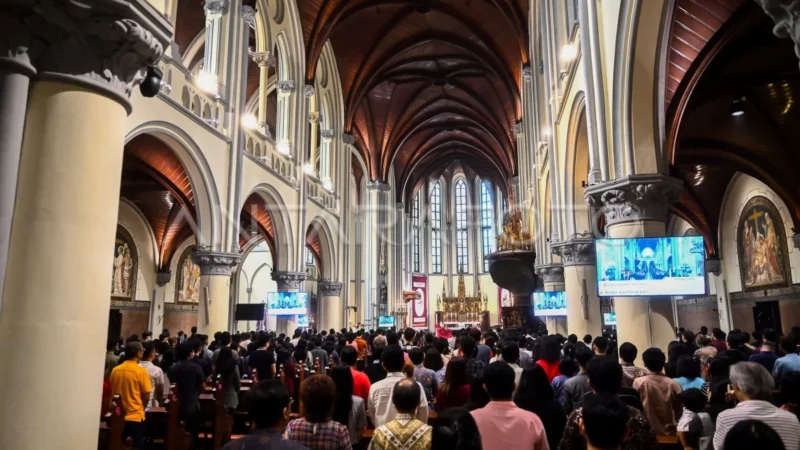 Umat Nasrani Mengikuti Ibadah Kenaikan Yesus Kristus di Gereja Katedral Jakarta