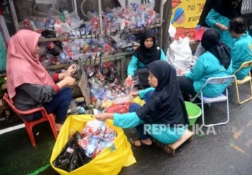 Warga Srengseng Jakarta Barat Giat Memilah Sampah dengan Bank Sampah Bumi Lestari