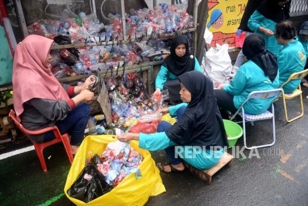 Warga Srengseng Jakarta Barat Giat Memilah Sampah dengan Bank Sampah Bumi Lestari