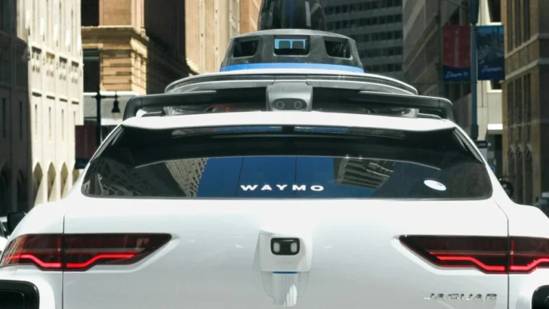 Waymo Hentikan Operasional Robotaxi di Empat Kota AS karena Banjir