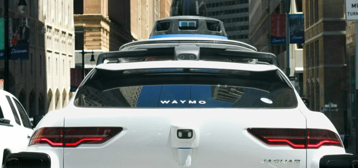 Waymo Hentikan Operasional Robotaxi di Empat Kota AS karena Banjir