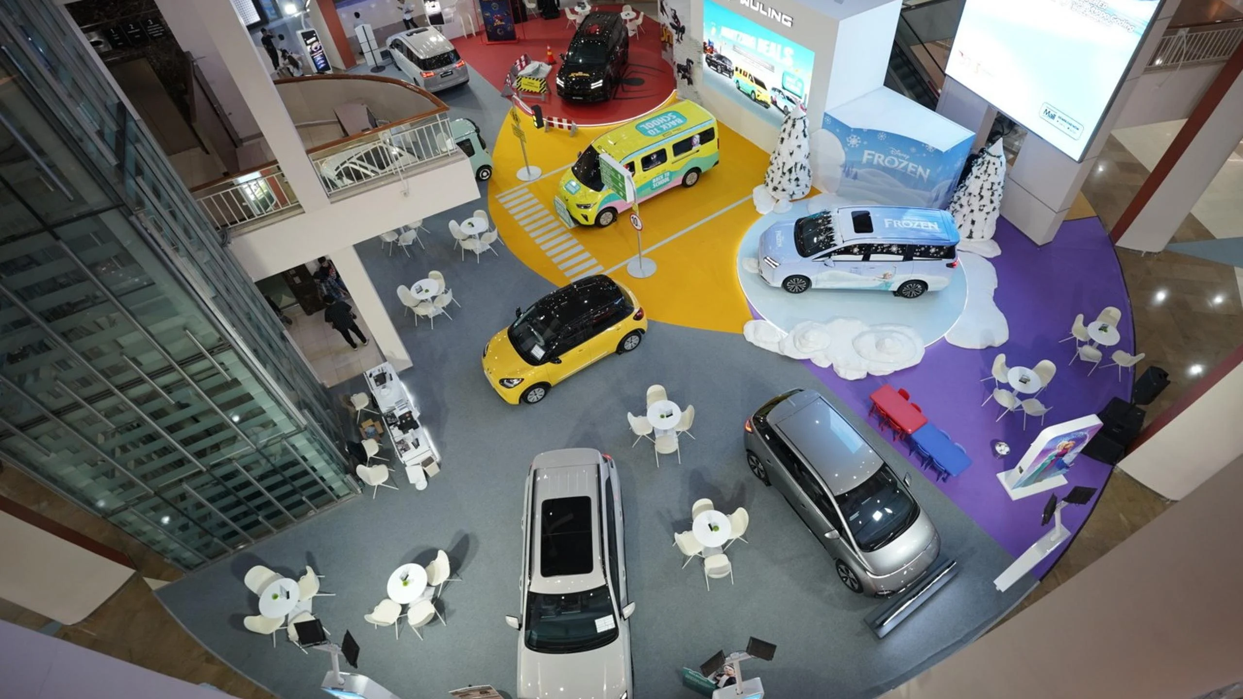 Wuling Menghadirkan Nuansa Disney dan Marvel di Pameran Mobil