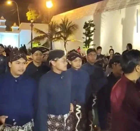 Anak Muda Meningkatkan Antusiasme Terhadap Tradisi Mubeng Beteng di Yogyakarta