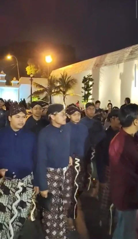 Anak Muda Meningkatkan Antusiasme Terhadap Tradisi Mubeng Beteng di Yogyakarta