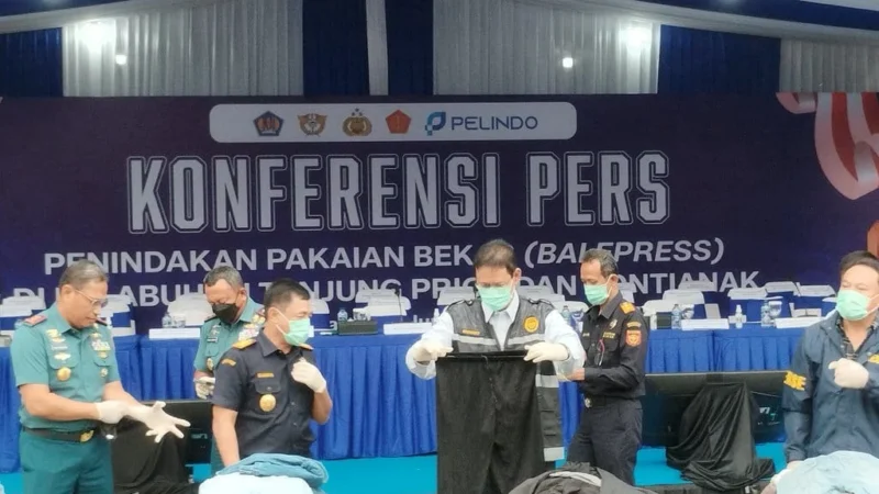 Bea Cukai Sita Pakaian Bekas Impor Ilegal Senilai Rp53,9 Miliar