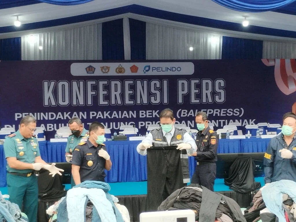 Bea Cukai Sita Pakaian Bekas Impor Ilegal Senilai Rp53,9 Miliar