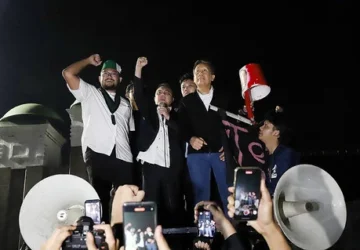 Dasco Naik Mobil Komando Mahasiswa: Hidup Rakyat Indonesia!