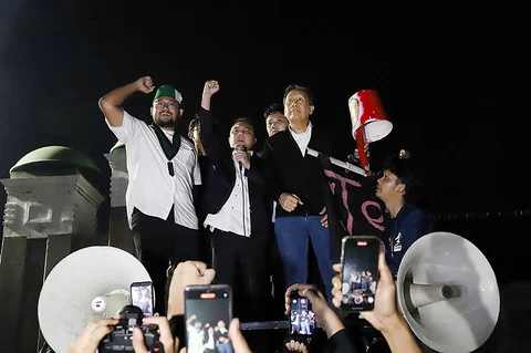 Dasco Naik Mobil Komando Mahasiswa: Hidup Rakyat Indonesia!