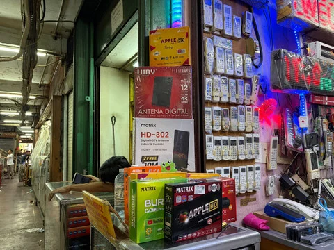 Demam Piala Dunia Membuat Penjualan Set Top Box dan Antena Melonjak di Glodok