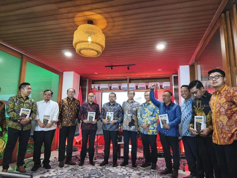 Dirgayuza Jelaskan Alasan Terbitkan Buku Presiden Solusi