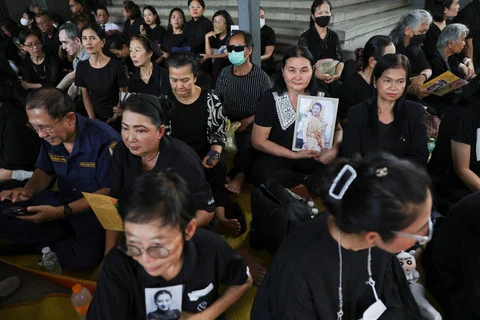 Duka Warga Thailand: Putri Ba Bajrakitiyabha Meninggal, Masyarakat Memadamkan Api Api di Istana Agung