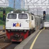 KAI Berhenti Luar Biasa di Stasiun Jatinegara Akibat Aksi Unjuk Rasa Mahasiswa