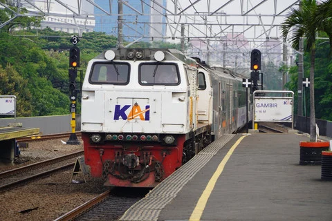 KAI Berhenti Luar Biasa di Stasiun Jatinegara Akibat Aksi Unjuk Rasa Mahasiswa
