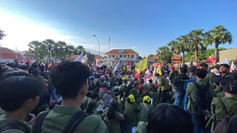 Mahasiswa di Surabaya Mengadakan Demo, Tuntutan Utama Pembatalan MBG dan Menolak Militerisme