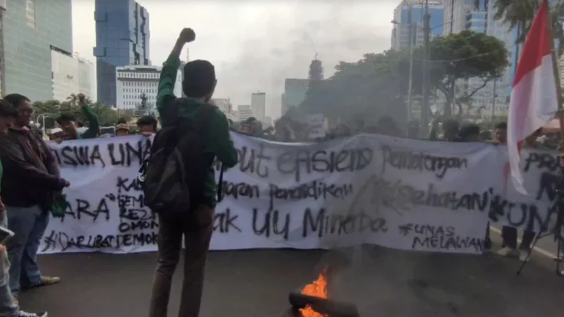 Mahasiswa Menggelar Aksi “Indonesia Bangkrut” Menentang Kebijakan Prabowo