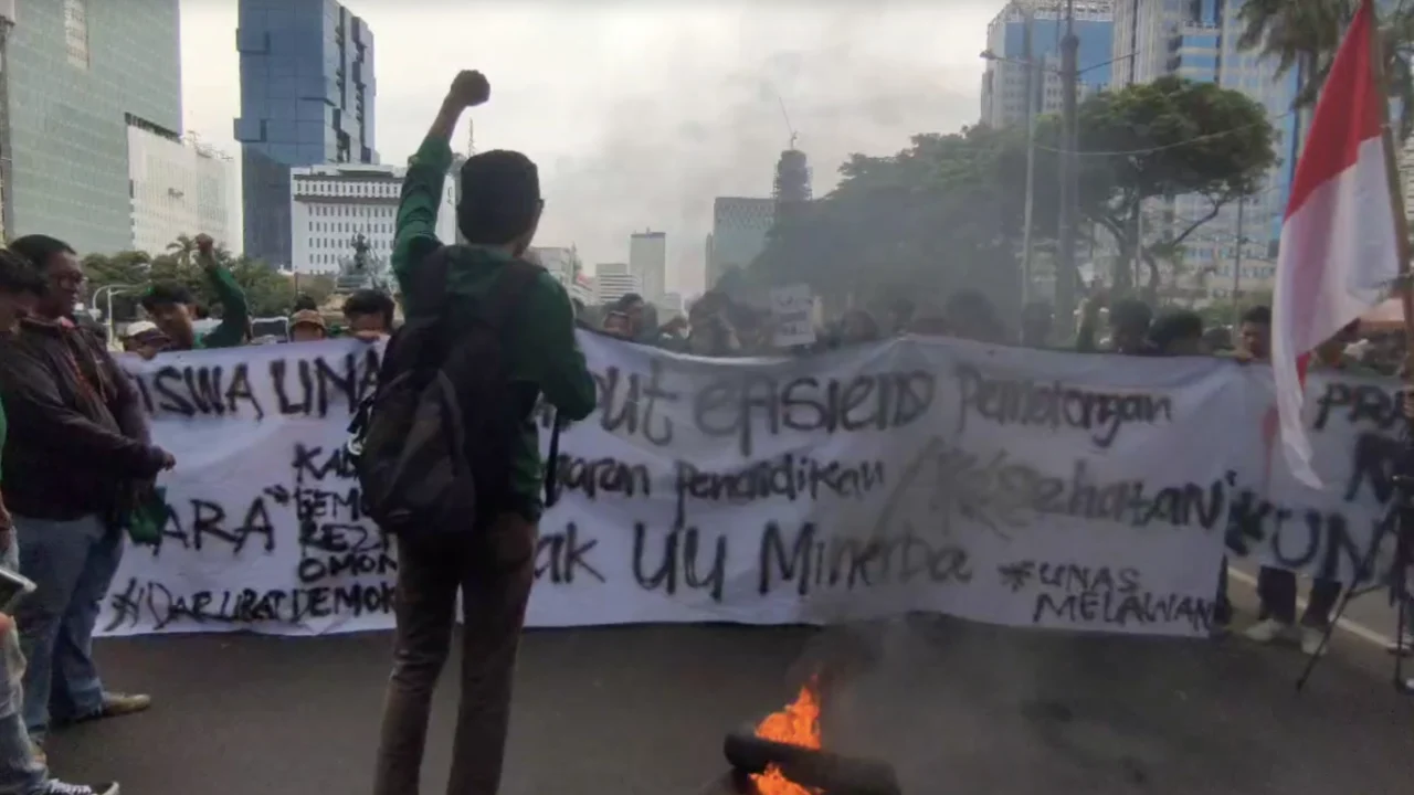 Mahasiswa Menggelar Aksi "Indonesia Bangkrut" Menentang Kebijakan Prabowo