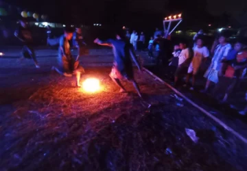 Malam 1 Muharram di Bandung: Riuh Sepakbola Api dan Bambu Gila
