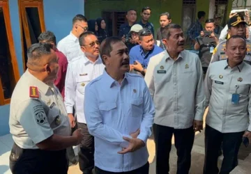 Menteri Imigrasi Serahkan Bansos Bedah Rumah, 24 Unit Sudah Dibangun