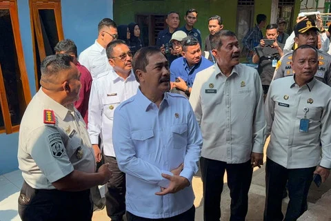 Menteri Imigrasi Serahkan Bansos Bedah Rumah, 24 Unit Sudah Dibangun