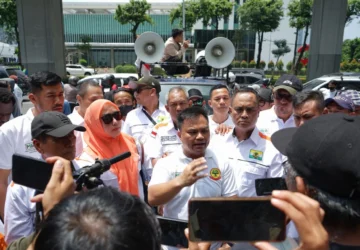 Partai Kecoak India Tuntut Menteri Pendidikan Mundur