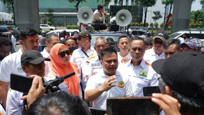 Partai Kecoak India Tuntut Menteri Pendidikan Mundur