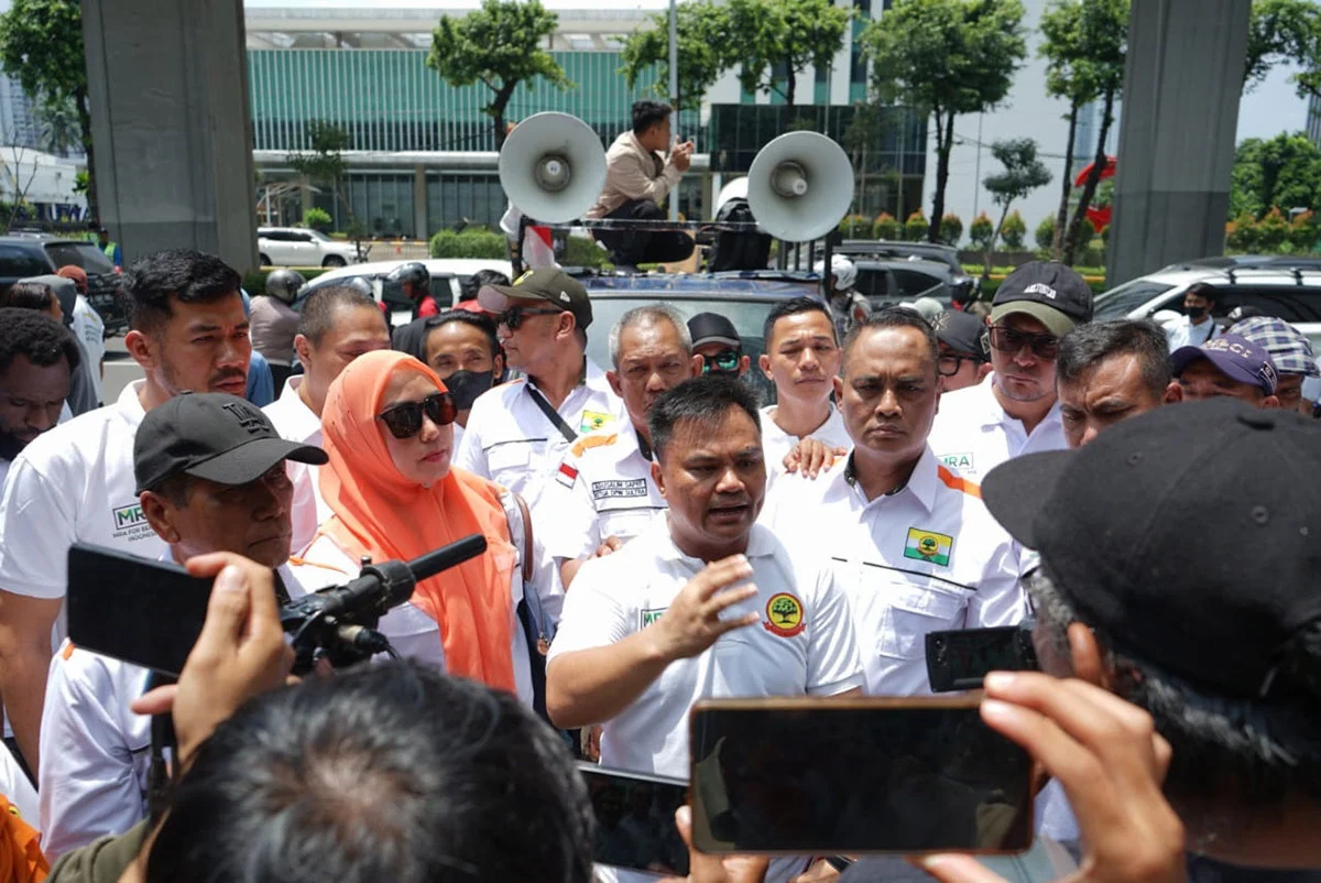 Partai Kecoak India Tuntut Menteri Pendidikan Mundur