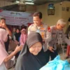 Polsek Cisauk Berikan Bantuan Sosial untuk Masyarakat Rawan Tawuran di Tangsel