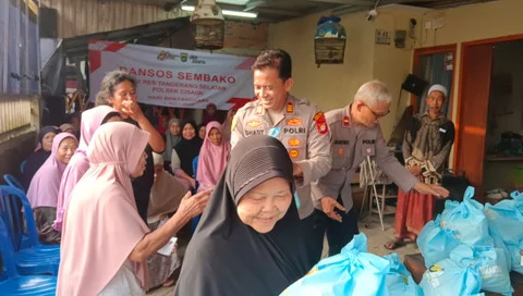 Polsek Cisauk Berikan Bantuan Sosial untuk Masyarakat Rawan Tawuran di Tangsel