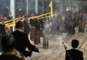 Pria Berkebaya dalam Acara Malam 1 Suro di Mangkunegaran Solo: Apa yang Terjadi?