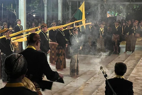 Pria Berkebaya dalam Acara Malam 1 Suro di Mangkunegaran Solo: Apa yang Terjadi?