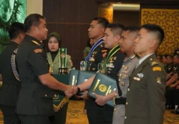 Seskab Teddy Indra Wijaya Raih Penghargaan Penulis Taskap Terbaik di Seskoad 2026