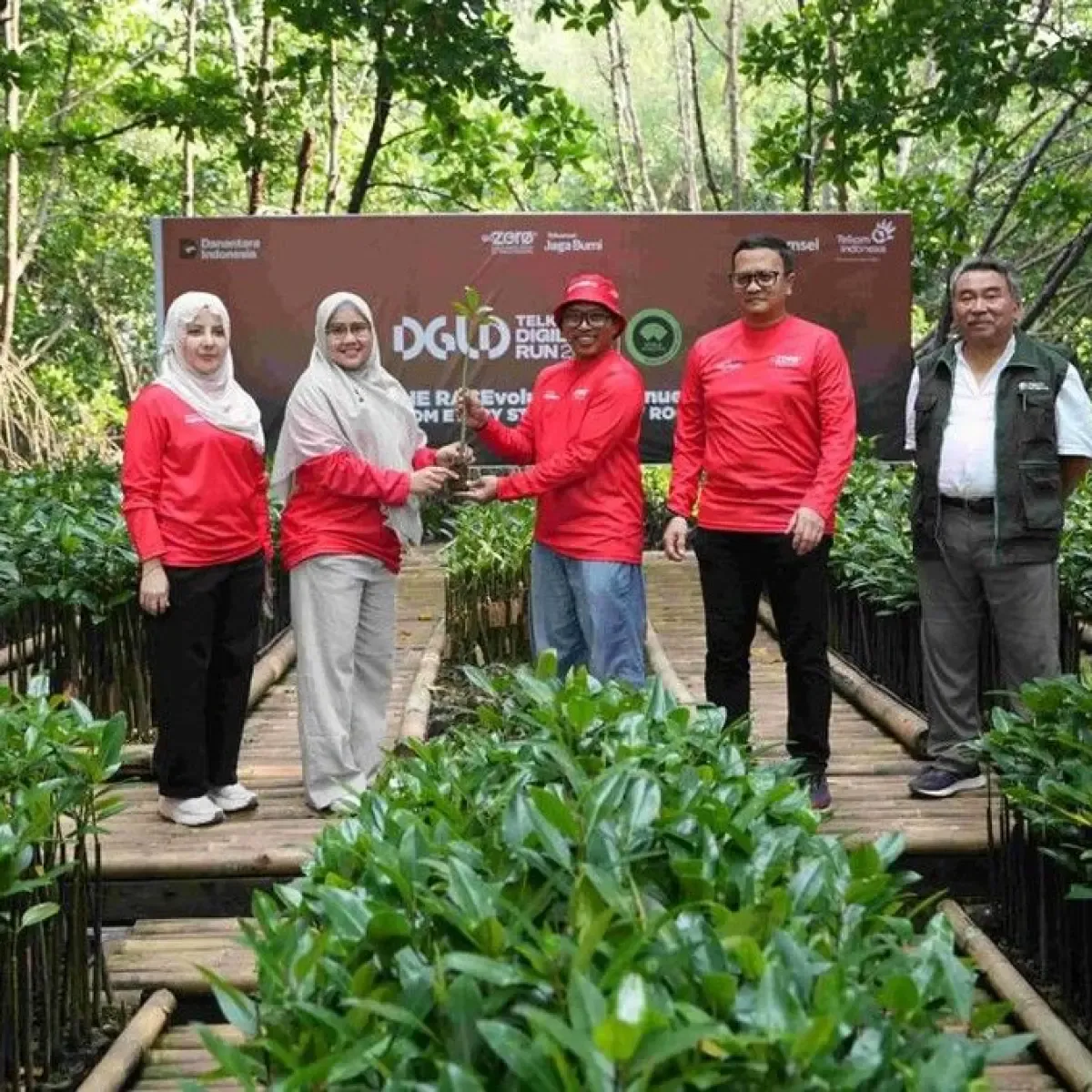 Telkomsel Membangun Tutupan Hijau di Pesisir Jakarta dengan Penanaman Mangrove